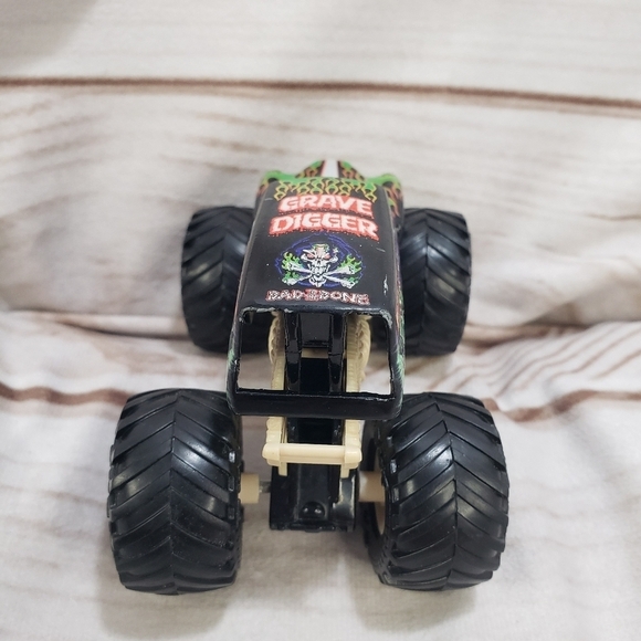 Hot Wheels Monster Jam Grave Digger & Calavera Diecast Trucks 4 Inch 2022 - Picture 10 of 12